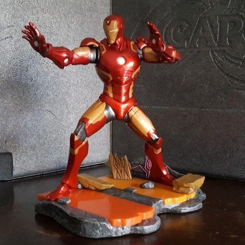פסל אספנות בדמות של איירון מן המפורסם מהנוקמים - Iron Man