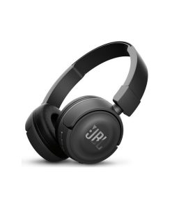 אוזניות בלוטות' 450BT מבית JBL לשמיעת מוזיקה.